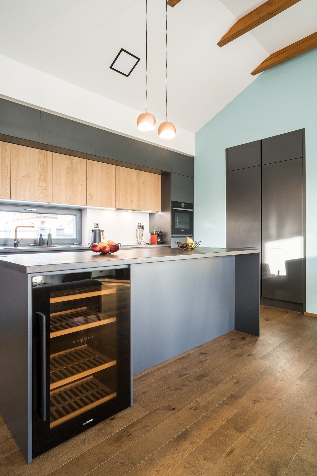 MODERNÍ ŠEDÉ ODSTÍNY V KOMBINACI S DŘEVĚNOU BROWN PODLAHOU