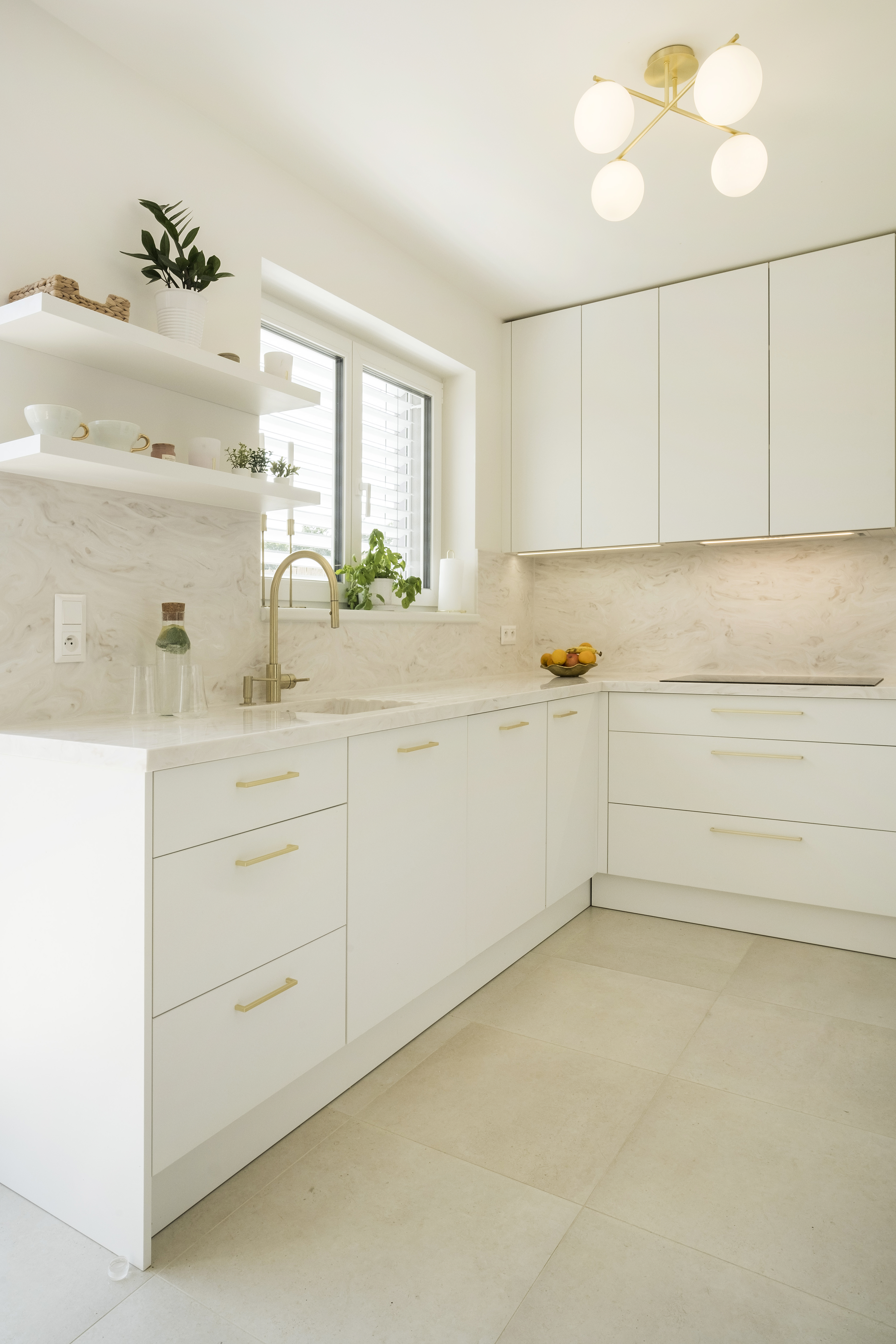 SVĚTLÁ A DECENTNÍ